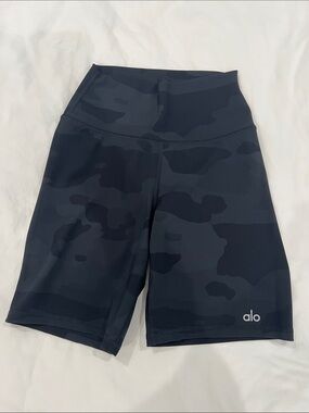 ALO Yoga High-Rise Camo Bike Shorts - Black/Charcoal